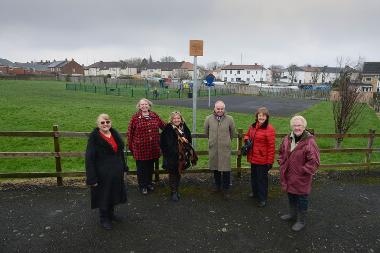 Dipe Lane (LtR) Cllrs Fay Cunningham, Joanne Bell, Alison Strike with Field in Trust’s Duncan Peake and local residents Barbara Simpson and Christine Walker.